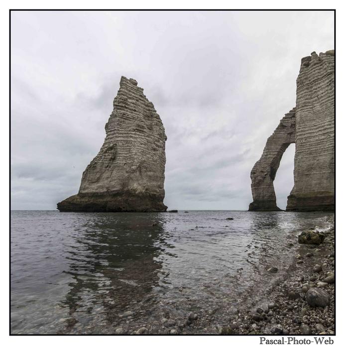 #Pascal-Photo-Web #Etretat #Paysage #Seine-Maritime #France #Litoral #Baln�aire #Lupin #Falaise #Normandie #76 Galets #patrimoine #plage #touristique #mer