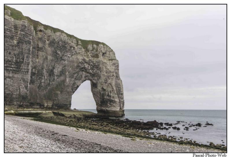#Pascal-Photo-Web #Etretat #Paysage #Seine-Maritime #France #Litoral #Baln�aire #Lupin #Falaise #Normandie #76 Galets #patrimoine #plage #touristique #mer