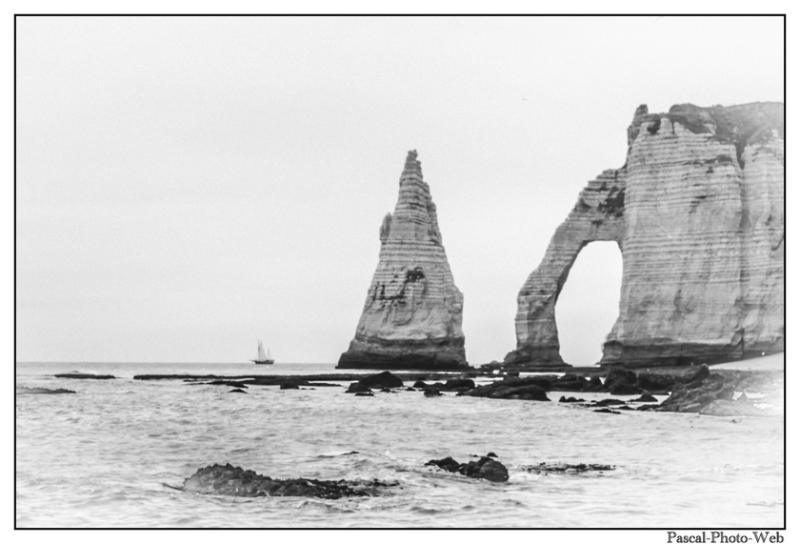 #Pascal-Photo-Web #Etretat #Paysage #Seine-Maritime #France #Litoral #Baln�aire #Lupin #Falaise #Normandie #76 Galets #patrimoine #plage #touristique #mer
