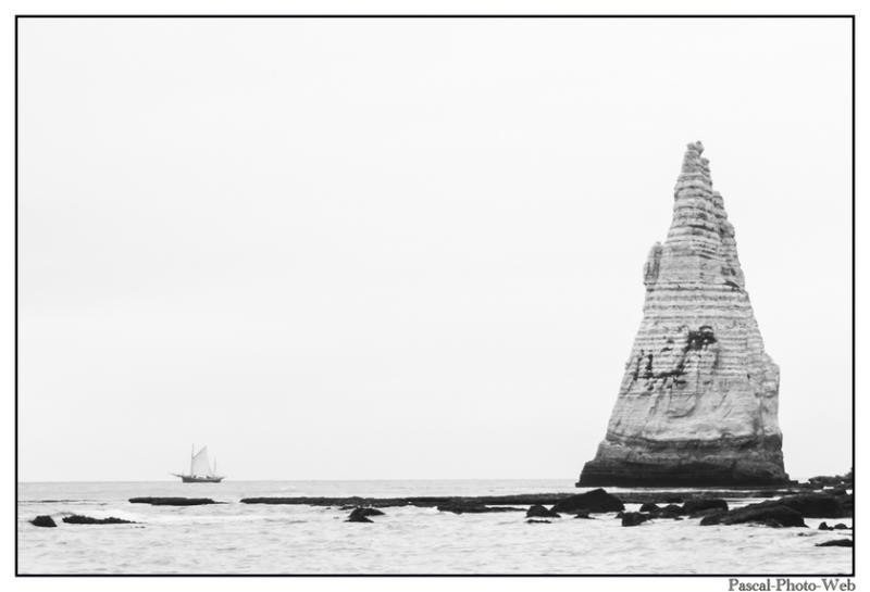 #Pascal-Photo-Web #Etretat #Paysage #Seine-Maritime #France #Litoral #Baln�aire #Lupin #Falaise #Normandie #76 Galets #patrimoine #plage #touristique #mer